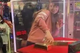 دختری که یک شبه میلیاردر شد؛ لحظه بیرون کشیدن شمش طلا+ویدئو 