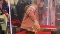دختری که یک شبه میلیاردر شد؛ لحظه بیرون کشیدن شمش طلا+ویدئو 