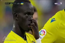 متوقف شدن بازی بارسلونا و تیم مقابلش در نیمه دوم ! | یکی از هواداران بارسا در حین بازی از حال رفت ! + ویدئو