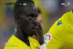 متوقف شدن بازی بارسلونا و تیم مقابلش در نیمه دوم ! | یکی از هواداران بارسا در حین بازی از حال رفت ! + ویدئو