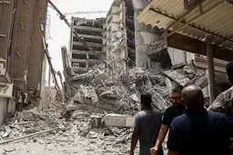 یک نفر از زیر آوار ساختمان متروپل نجات پیدا کرد
