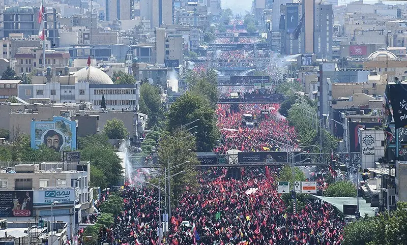 خودروی حامل پیکر مطهر رهبر شهید انقلاب در میدان آزادی متوقف شده است