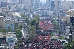 خودروی حامل پیکر مطهر رهبر شهید انقلاب در میدان آزادی متوقف شده است