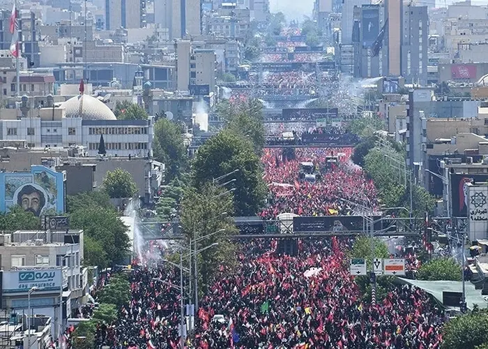 خودروی حامل پیکر مطهر رهبر شهید انقلاب در میدان آزادی متوقف شده است
