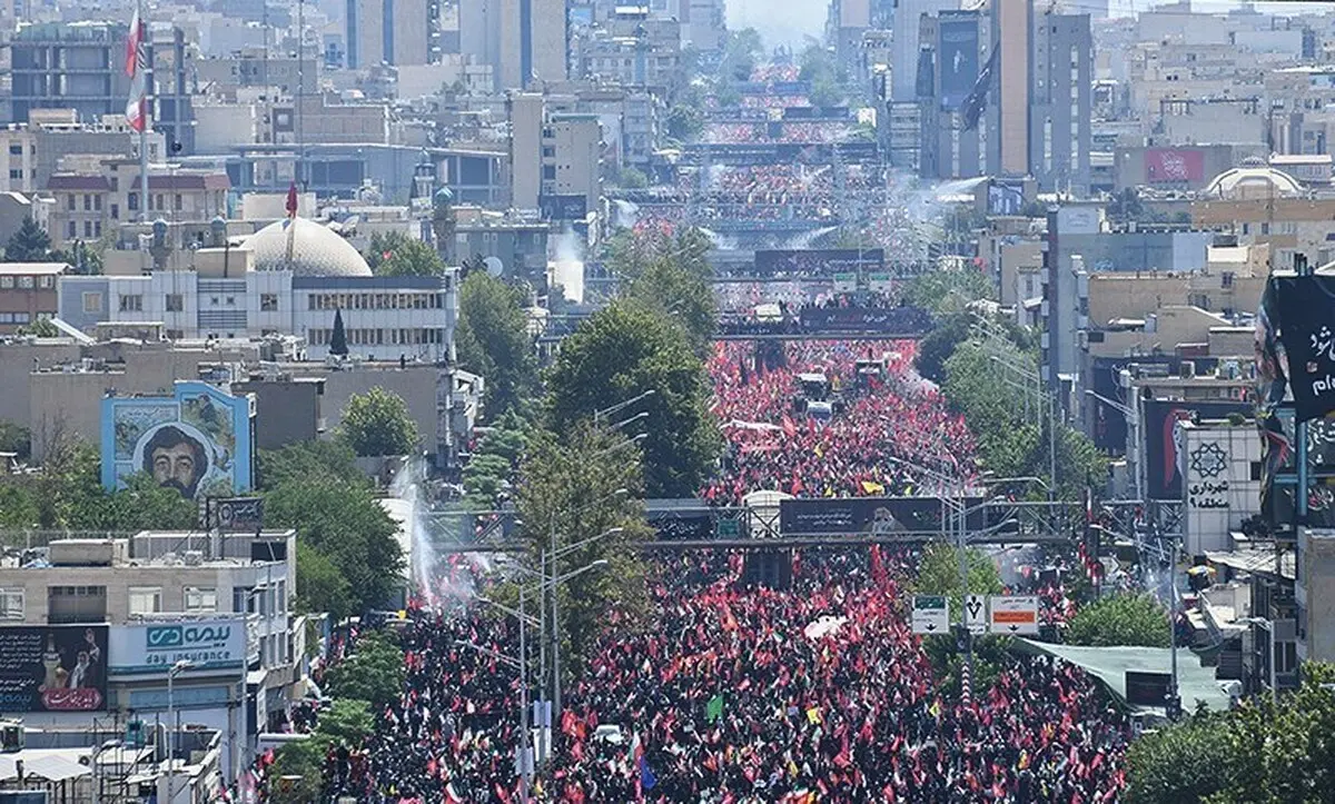 خودروی حامل پیکر مطهر رهبر شهید انقلاب در میدان آزادی متوقف شده است
