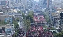 خودروی حامل پیکر مطهر رهبر شهید انقلاب در میدان آزادی متوقف شده است