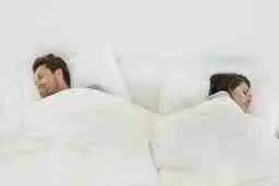 برای فرار از افسردگی کنار همسر خود بخوابید |  فواید خوابیدن کنار همسر