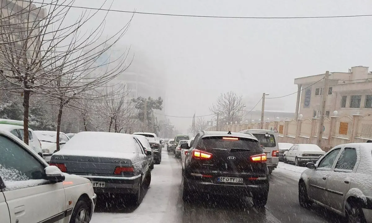 برف باعث ترافیک سنگین در معابر تهران شد