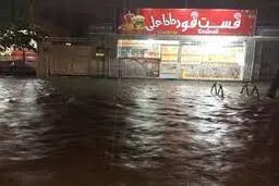 مفقود شدن زن ۴۰ ساله در سیل سمنان | لحظه گرفتار شدن یک زن در  سیلاب شهر رضوان کالپوش +ویدئو