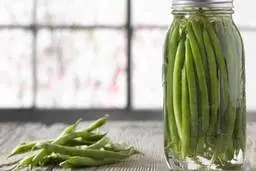 ترشی لوبیا سبز؛ ترد، خوش‌طعم و خانگی | طرز تهیه ترشی لوبیا سبز +ویدئو