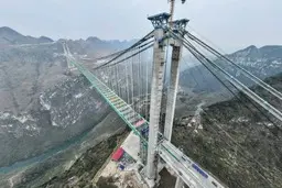 فرو ریختن بلندترین پل چین | حادثه‌ای شوکه‌کننده پس از افتتاح +ویدئو