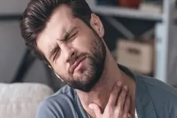 اگر کسی غذا در گلویش گیر کرد چه کنیم؟ | راهکاری ساده برای نجات کسی که غذا در گلویش گیر‌کرده+ ویدئو 