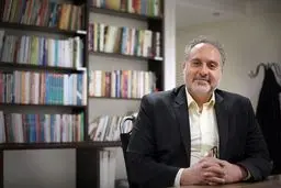 چه کسی برای وزارت فرهنگ و ارشاد مناسب تر از خود هنرمندان و اهل قلم؟ | دکتر اعلا شاعر تمام بزنگاه‌های حساس انقلاب