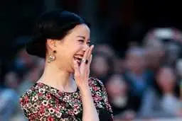 چگونه جذاب به نظر برسیم؟ ۱۲ ترفند و استراتژی علمی برای جذابیت و جلب توجه دیگران