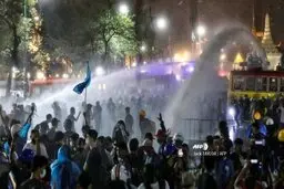 تظاهرات  |   پلیس تایلند از گاز اشک آور و آب پرفشار علیه تظاهرکنندگان استفاده کرد