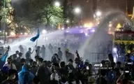 تظاهرات  |   پلیس تایلند از گاز اشک آور و آب پرفشار علیه تظاهرکنندگان استفاده کرد