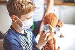 چگونه کودکان را به پوشاندن بینی و دهان بدون مقاومت و ترس ترغیب کنیم
