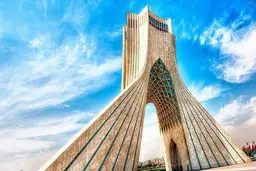 درختان خشک‌شده در سکوت مسئولان | بی‌پاسخی شهرداری به قطع درختان میدان آزادی +تصویر