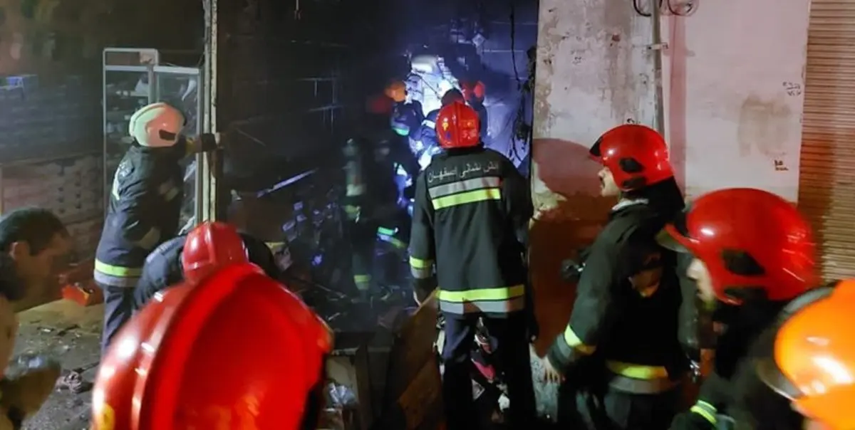 تلاش آتش‌نشانان برای مهار آتش در دهکده آبی پارس+.ویدئو