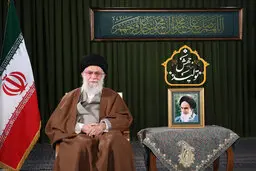 تصویری از رهبر انقلاب در لحظه ایراد پیام نوروزی خطاب به ملت ایران