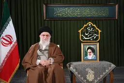 تصویری از رهبر انقلاب در لحظه ایراد پیام نوروزی خطاب به ملت ایران