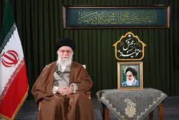 تصویری از رهبر انقلاب در لحظه ایراد پیام نوروزی خطاب به ملت ایران