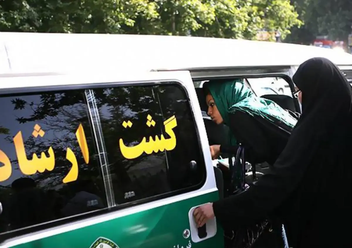 واکنش قوشه، حقوقدان به حضور قاضی کشیک در ون‌های گشت ارشاد: یادآور دادگاه‌های صحرایی در جنگ و انقلاب‌هاست | امکان دفاع اشخاص را سلب و خلاف حقوق بشر است