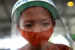  راهبان تازه کار با ماسک و رعایت فاصله اجتماعی در کلاس 