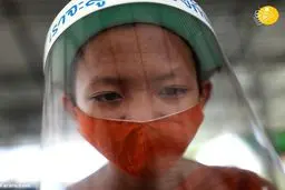  راهبان تازه کار با ماسک و رعایت فاصله اجتماعی در کلاس 