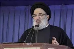به کسی که از عکسش با امام جمعه کرج برای انتخابات استفاده کرد، رای ندهید
