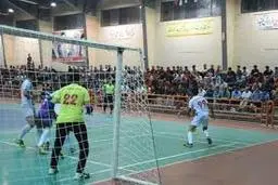 صحنه‌ای جالب از فینال جام رمضان شهرستان | ازدحام شدید تماشاگران در زمین هنگام ضربه پنالتی+ویدئو 