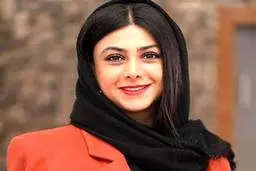 چهره متفاوت آزاده صمدی با ژستی هنری و  جدید | عکسی وایرال شده آزاده صمدی در فضای مجازی 