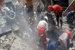خبر غم انگیز از متروپل | تعداد جانبختگان متروپل افزایش یافت | گریه های یک آتش نشان بر پیکر دوستش + ویدیو