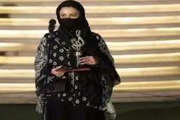 بازیگر زنی که ماسکش را برنداشت+ عکس