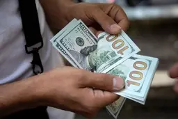 عضو کمیسیون اقتصادی مجلس: ارز ۴۲۰۰ تومانی از کالا‌های اساسی به تدریج حذف می‌شود | دولت سیزدهم با کسری بودجه رو به روست‌‌ ‌