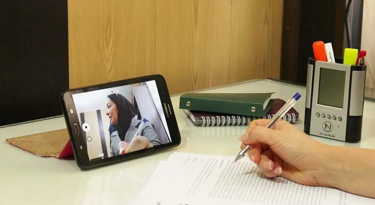 اهدای ۴۰۰ تبلت به دانش آموزان نیازمند 