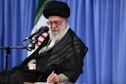  اظهارات توهین‌آمیز رییس‌ جمهور فرانسه درباره پیامبر اعظم (ص)  | پیام رهبر انقلاب اسلامی خطاب به جوانان فرانسه 
