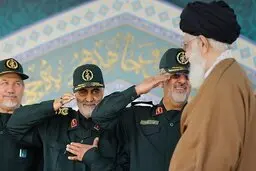 راز عکس معروف سردار سلیمانی و سلام متفاوتش به رهبر انقلاب ؟
