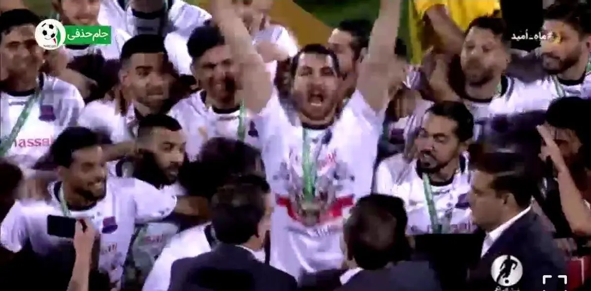 لحظه بالابردن جام قهرمانی توسط کاپیتان حامد شیری و مسعود شجاعی+ویدئو