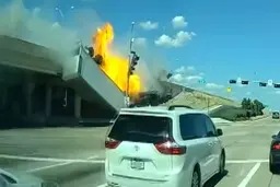 ویدیو سقوط وحشتناک یک تریلی از روی پل را ببینید! | آتش گرفتن و جان دادن راننده