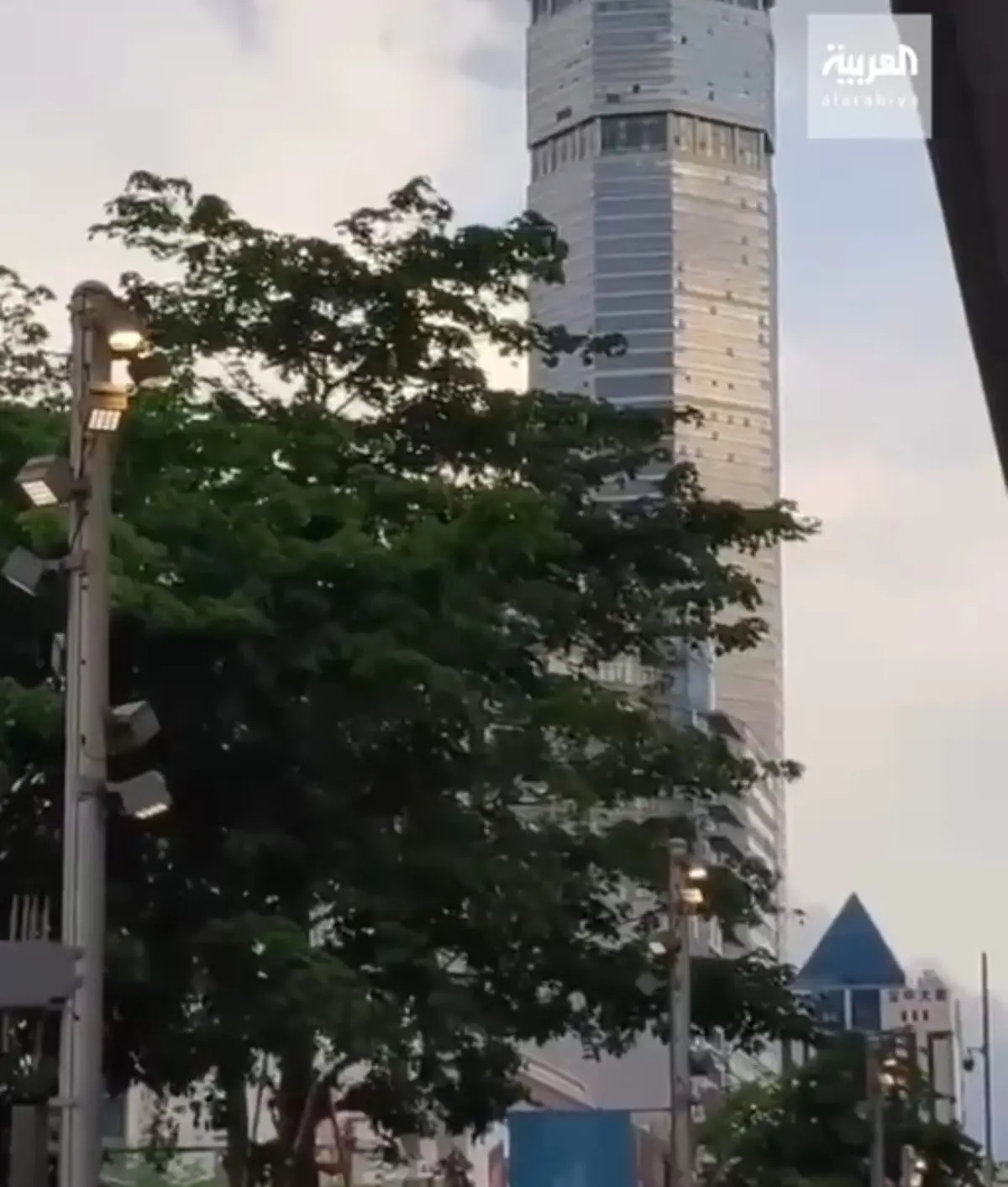 لرزش ناگهانی یک برج تجاری هفتاد طبقه در شهر شنزن در جنوب چین + ویدئو