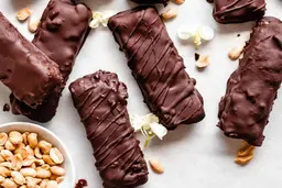 اگر رژیم داری ولی خیلی هوس شکلات میکنی، بیا اینجا | با دو قلم مواد ساده که توی هر خونه‌ای هست یه شکلات رژیمی خوشمزه و مقوی درست کن + ویدئو