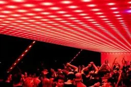 خوانندگی و رقص یک جوان در مسجد غوغا به پا کرد! + ویدئو