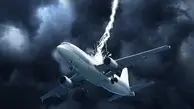 ترس مسافران از لحظه برخورد صاعقه به هواپیما | کم مونده بود هواپیما آتیش بگیره! + ویدئو