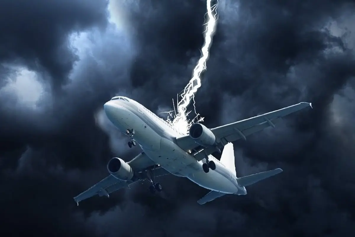 ترس مسافران از لحظه برخورد صاعقه به هواپیما | کم مونده بود هواپیما آتیش بگیره! + ویدئو
