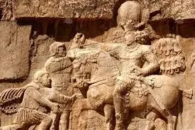  مجسمه‌ای جنجالی در پایتخت | والرین، امپراتور روم در میدان انقلاب زانو زد +ویدئو