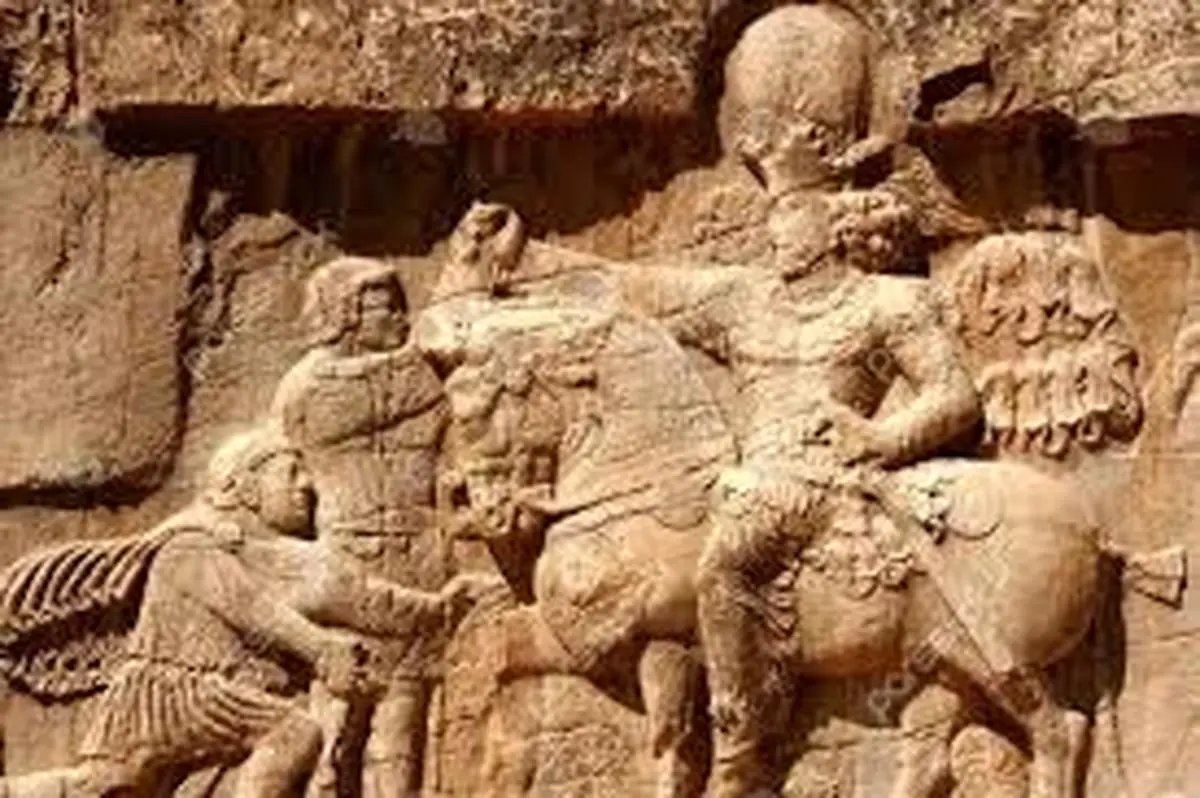  مجسمه‌ای جنجالی در پایتخت | والرین، امپراتور روم در میدان انقلاب زانو زد +ویدئو