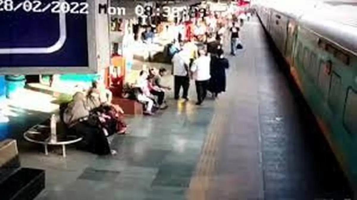 صحنه مرگ و زندگی مسافر در بین سکو و قطار+ویدئو