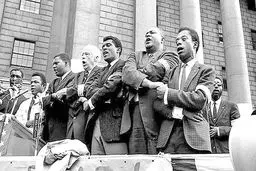 اقدام عجیب و جنجالی نخست‌وزیر اسپانیا بعداز دست‌ دادن  با چند سیاهپوست در خیابان + ویدئو