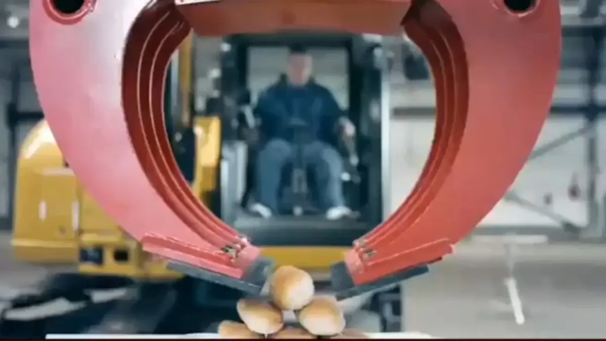 راننده‌ای که با بیل مکانیکی ساندویچ درست می‌کند! + ویدئو
